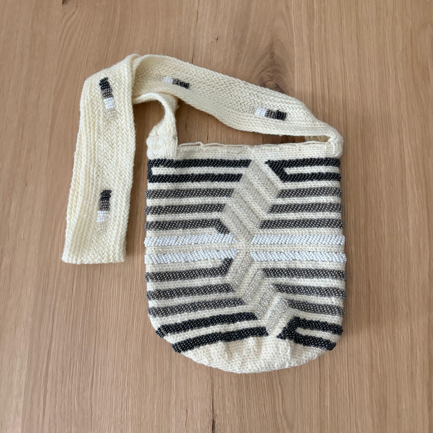 Mochila Hilo & Mostacilla Blanca