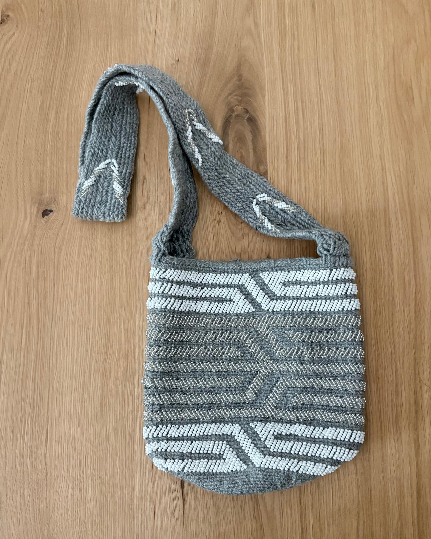 Mochila Hilo & Mostacilla Gris